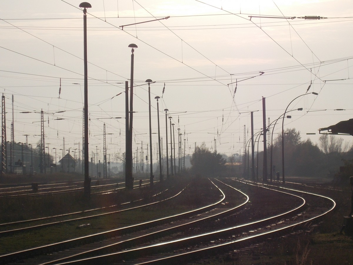 Die leer,geräumten Gütergleise in Bergen/Rügen,am 02.November 2014,im letzten Tageslicht.