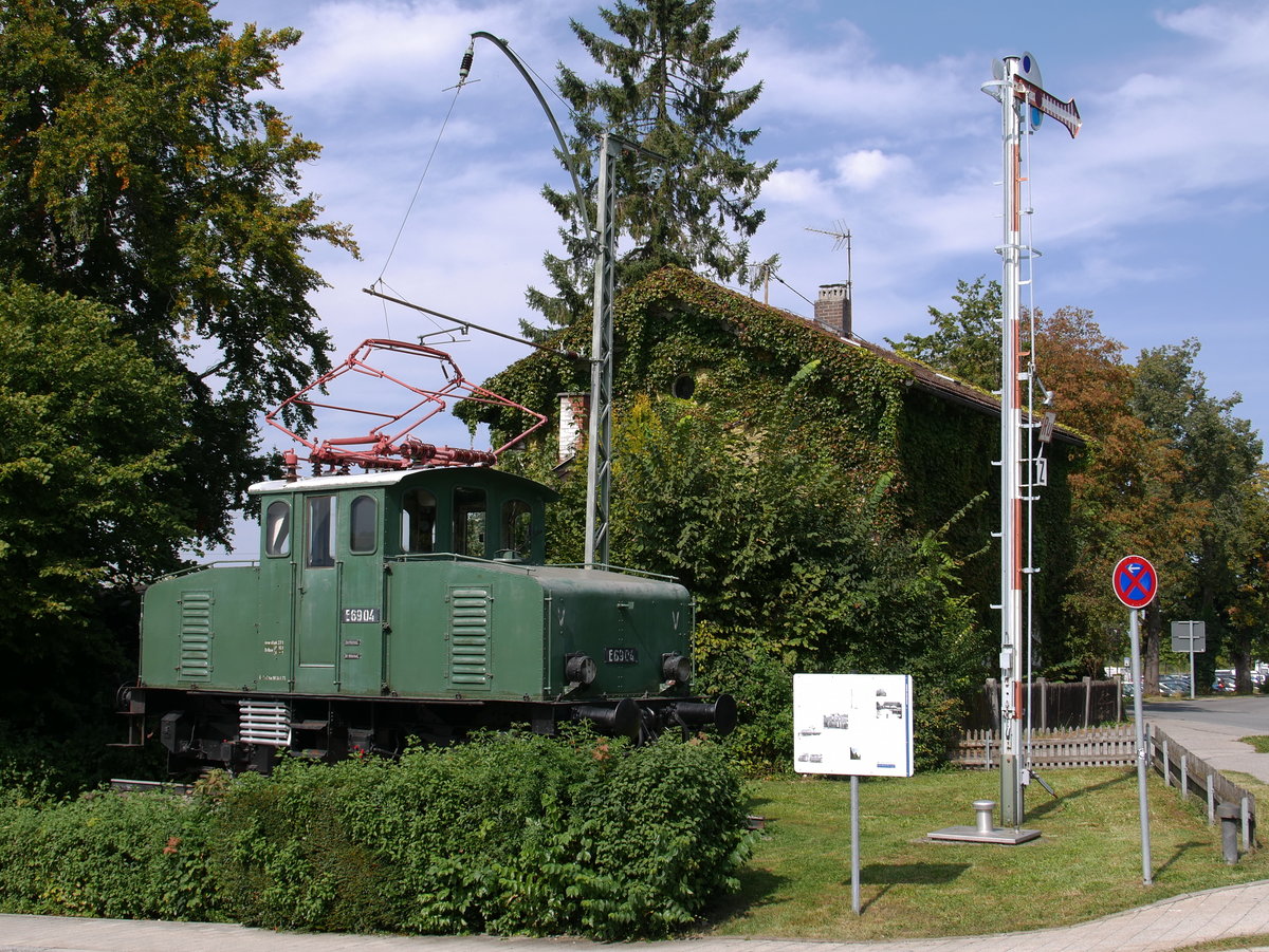 Die legendäre E 69 04  Johanna , von der Stammstrecke Murnau - Oberammergau präsentiert sich samt Schwanenhals-Oberleitungsmast ´2-2´ und bayerischen Ausfahrtsignal auf der Bahnhofsstraße in Murnau am Staffelsee; 15.09.2016  
