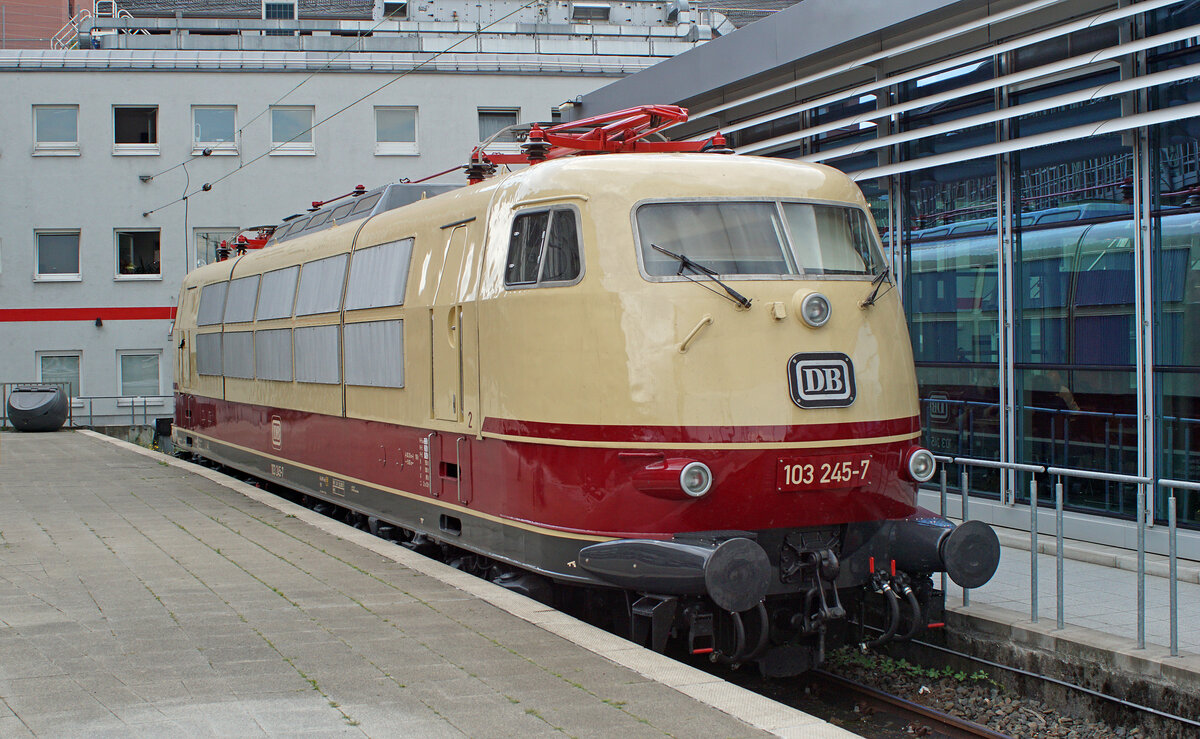 Die Legende lebt - Lokomotive 103 245-7 am 26.07.2022 in Köln.