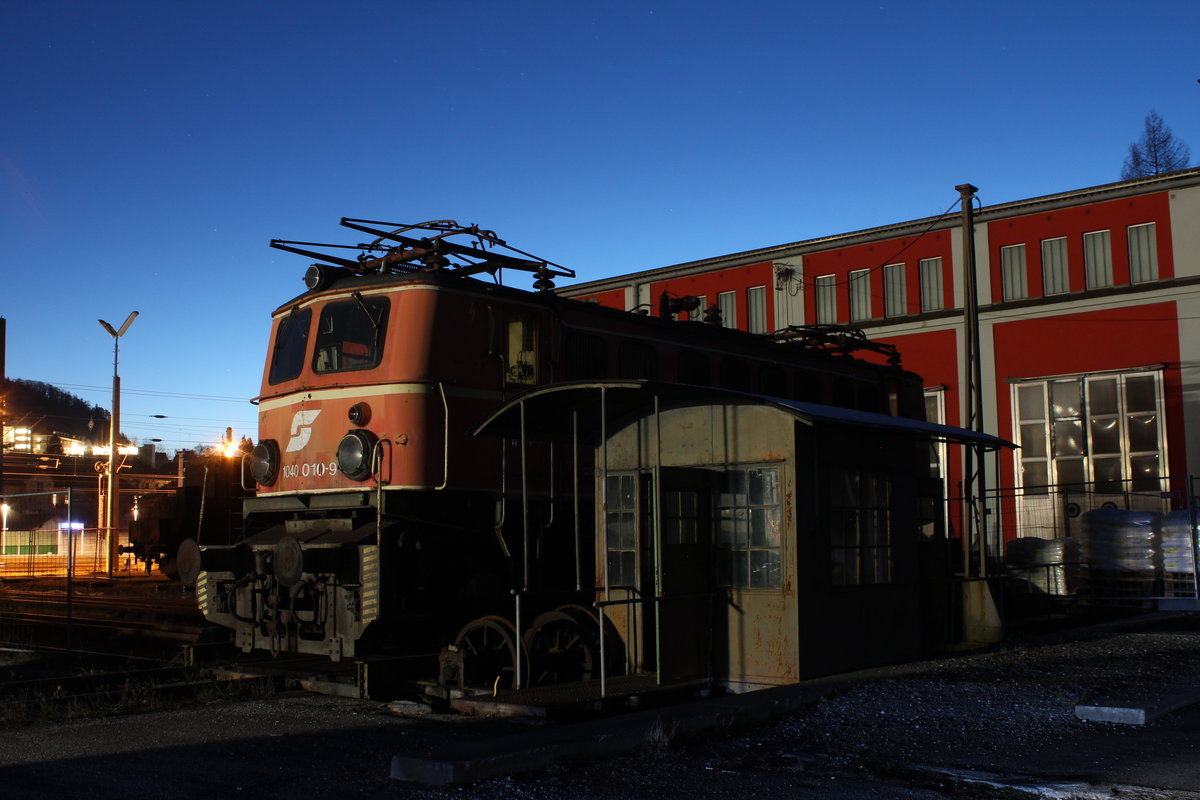 Die leider nicht mehr einsatzfähige 1040 010 steht am Abend des 28.11.2018 auf der alten Schiebebühne der ehemaligen Werkstatt in der Zugförderung in Mürzzuschlag. 
In der ehemaligen Werkstatt ist heute ein Museum eingerichtet.
