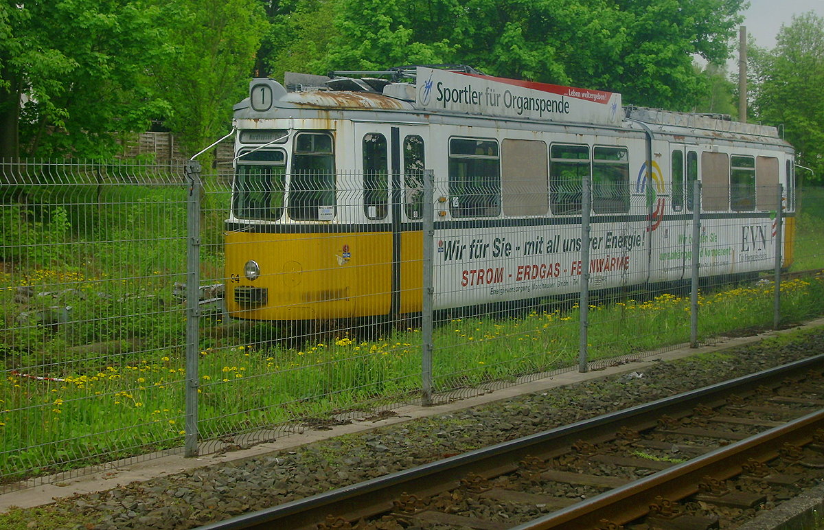 die letzte alte gelbe Straßenbahn in Nordhausen der TW94 auf dem Abstellgleis 11.05.2013