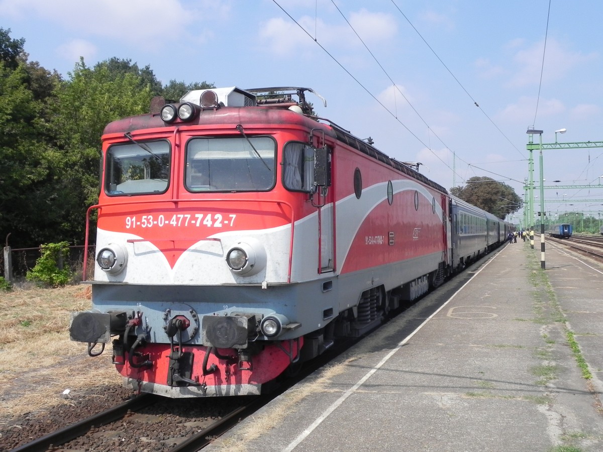 Die letzte Augustwoche 2013 war ich fr eine Woche in Rumnien. Diese Aufnahme zeigt den IC373 von Budapest nach Brasov, den ich bis Arad benutzte, beim Aufenthalt im Grenzbahnhof Lkshaza. 25.08.2013 um 12:25 Uhr. 