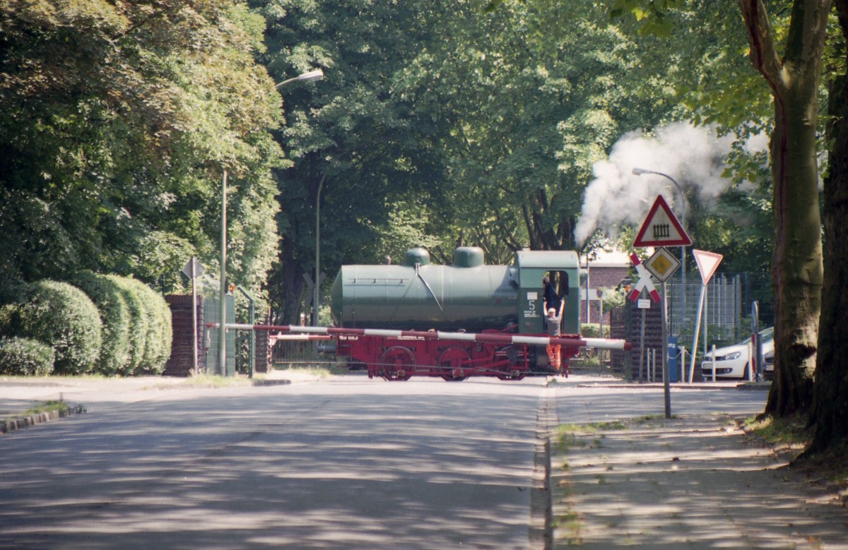 Die letzte betriebsfähige Krupp-Dampfspeicherlok (Krupp  Rheinbrikett  3330/1955) dreht unter der Betriebsnummer  5  noch immer bei der Firma Sasol in Herne ihre Runden. Hier steht die Lok am 25.07.2012 auf dem Bahnübergang Brunnenstraße in Herne.