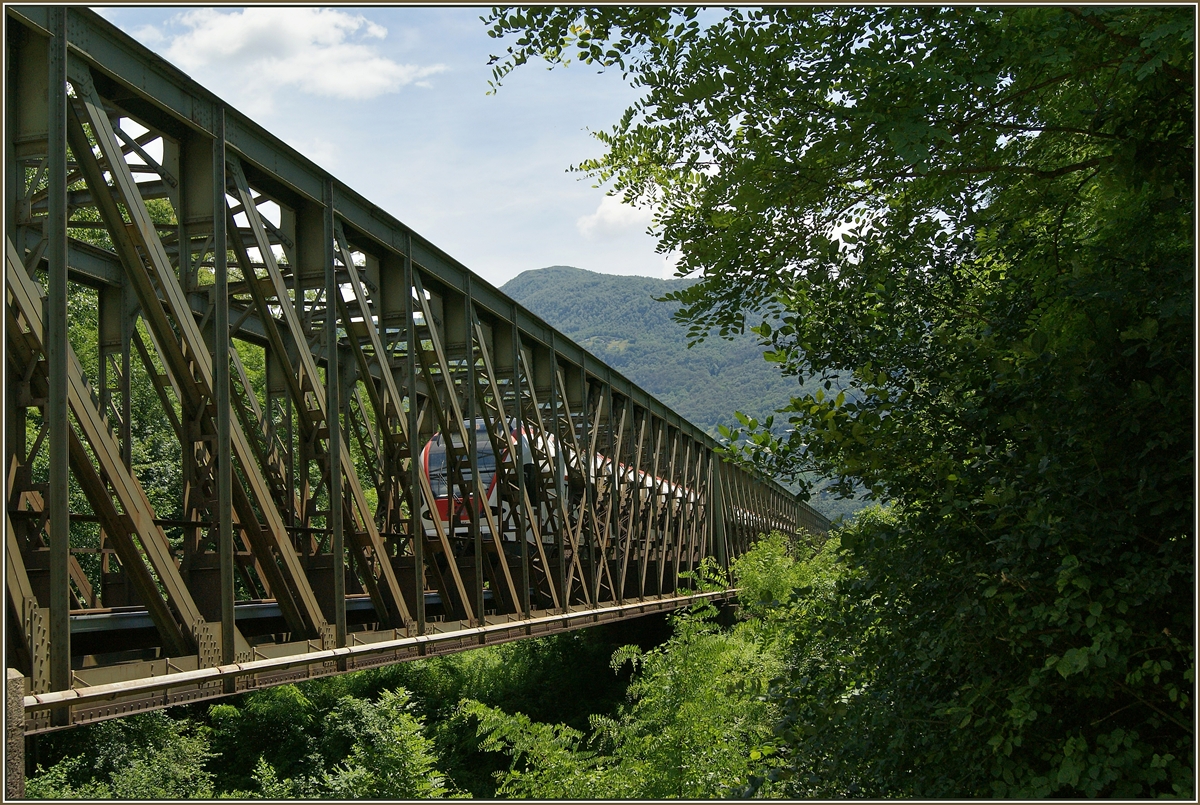 Die letzte Brücke über den Ticino in der Schweiz: die die 256 Meter lange  Ticiono Riazzino Brücke  zwischen Cadenazzo und Riazzino auf der Strecke Bellinzona - Locarno.
21.Juni 2015