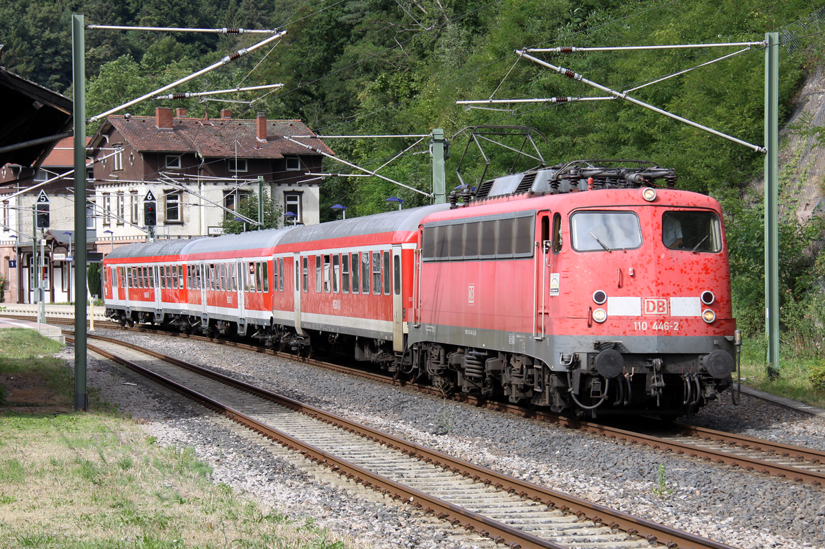 Die letzte DB 110 im Regio Einsatz, die Stuttgarter 110 446-4 sollte am 18.08.2013 das letzte mal den Radl Express als RB von Bad Wildbach nach Stuttgart auf der Enztalbahn ziehen, hier in Neuenbrg, und wieder mal, Bye Bye Regio 10er!