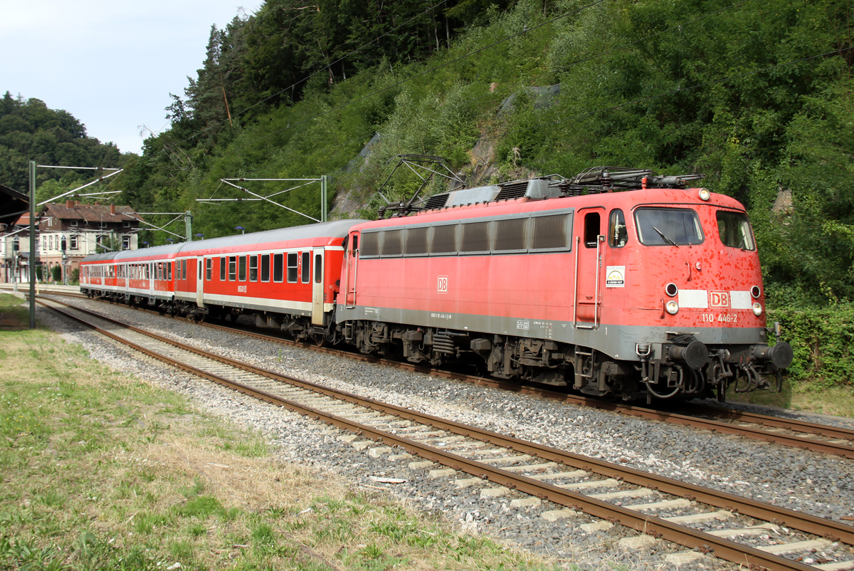 Die letzte DB 110 im Regio Einsatz, die Stuttgarter 110 446-4 sollte am 18.08.2013 das letzte mal den Radl Express im Sonnenlicht auf der Enztalbahn als RB von Bad Wildbach nach Stuttgart ziehen, hier in Neuenbrg, und wieder mal, Bye Bye Regio 10er!
