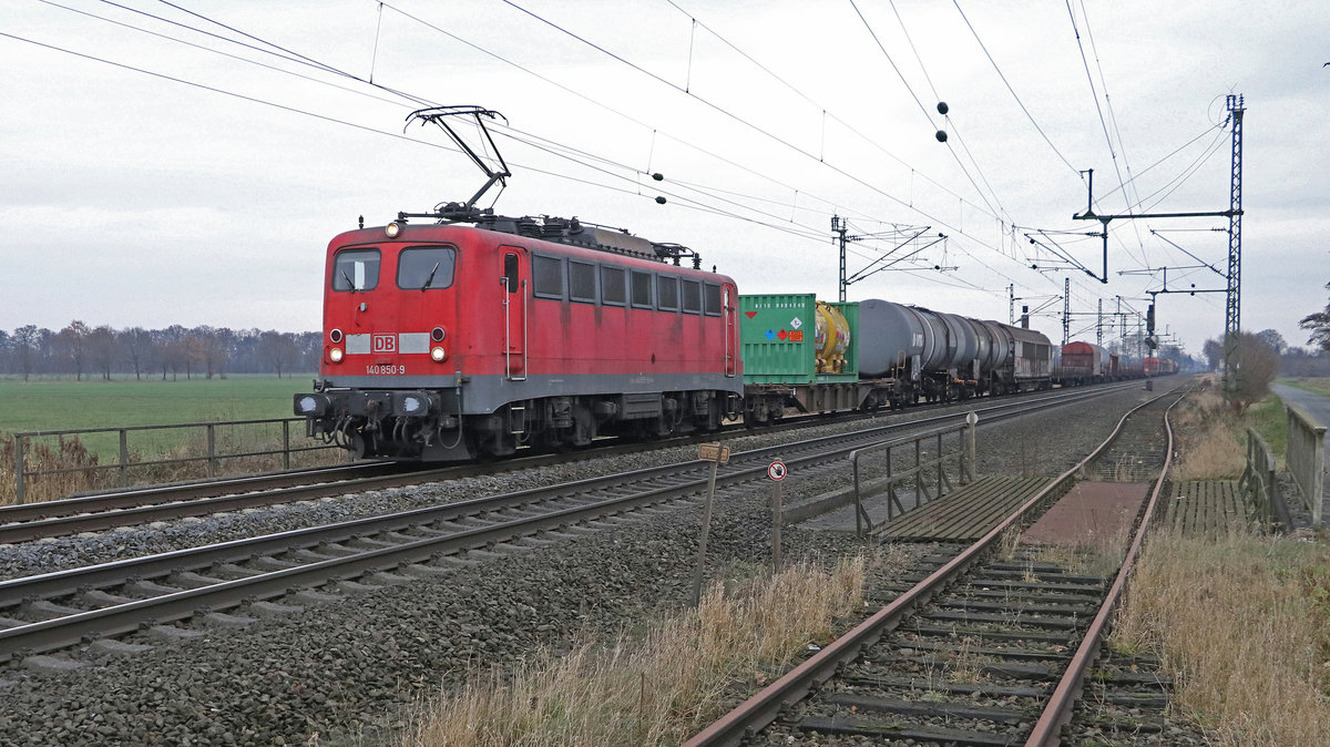 Die letzte E40 von DB Cargo, 140 850-9 am 30.11.2016 wenige Tage vor ihrer Abstellung mit EZ 51241 auf der Strothe-Brücke in Diepholz.
