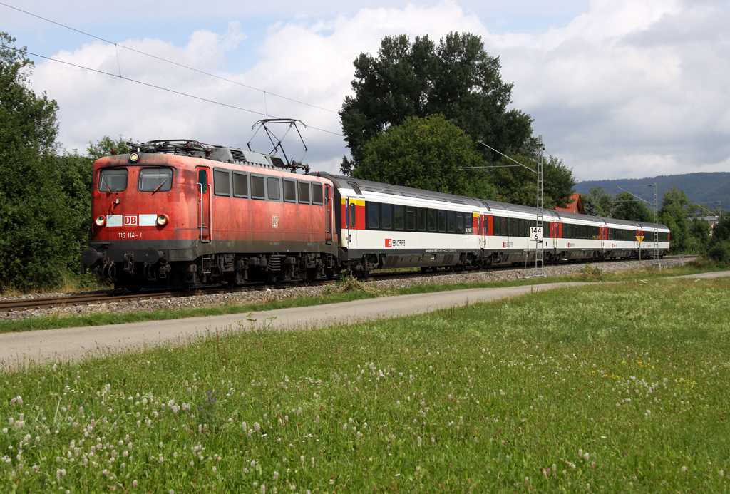 Die letzte Ehre der 115 114-1 im Personenverkehr waren die EC auf der Gubahn zwischen Stuttgart und Singen hier in Weilheim am 13.08.2013 Bye Bye Einfachlampe!!