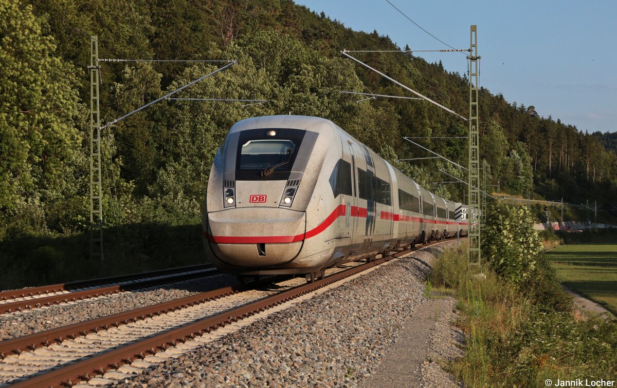 Die letzte Fahrt des Tz 9223  Bundespolizei  als Ersatzzug auf der G�ubahn am 20. Juli 2026 fand auf dem IC 2382 nach Stuttgart Hbf statt. Das letzte Bild des Tages entstand bei Dettingen, leider kam der Zug v�llig unerwartet im Gegengleis. 