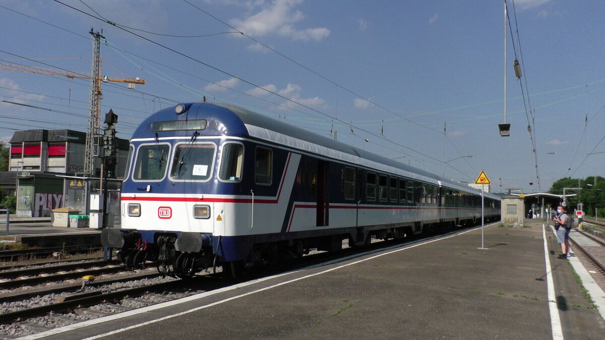 Die letzte Fahrt für den Karlsruher Kopf von TRI auf dem RE12 Verstärker von Stuttgart nach Tübingen fand am 11.06.2021 statt. Hier ist der Ersatzzug mit 110 428 am Schluss nach der Ankunft am Abend in Tübingen zu sehen.