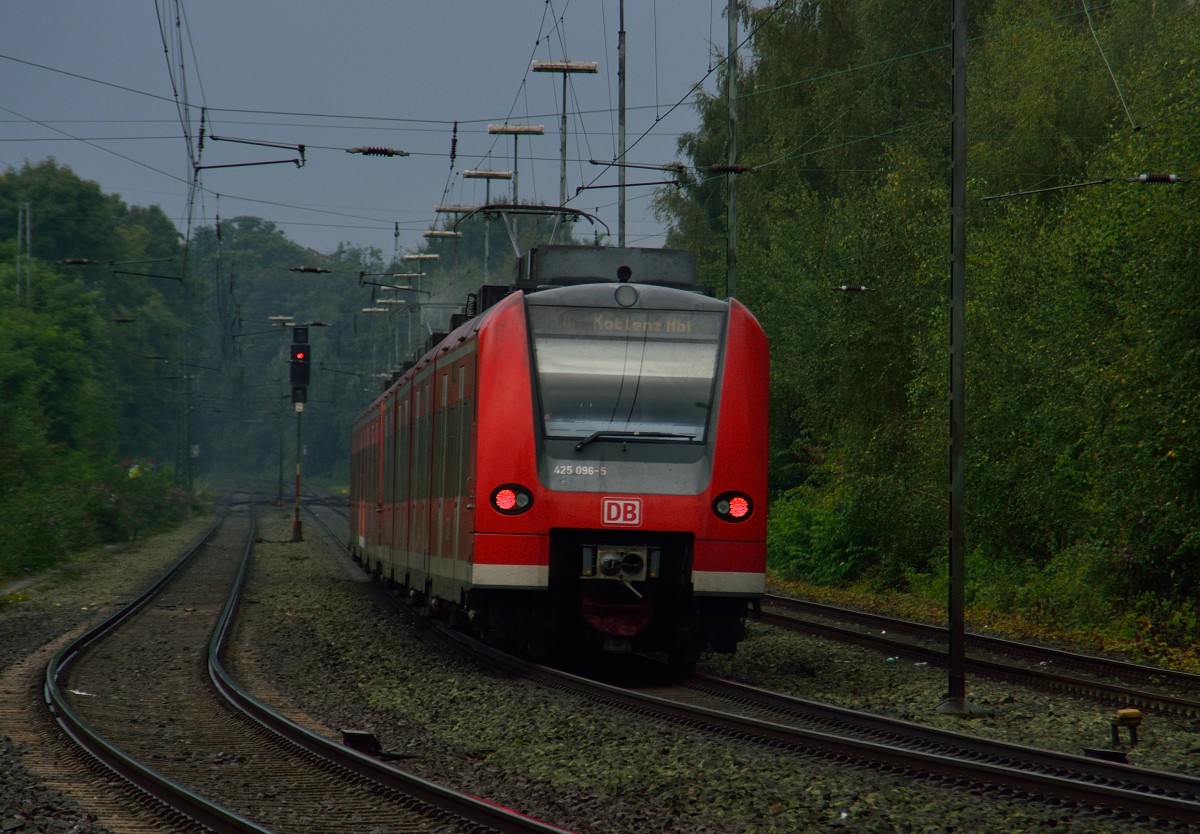 Die letzte Gewitterfront an diesem Sonntag den 31.8.2014 zieht ab und mit ihr der RE 8 Zug nach Koblenz, der hier den Odenkirchener Bahnhof in Richtung Hochneukirch verlässt, der Nachschuß zeigt den 425 096-5.