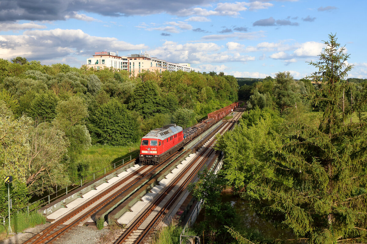Die letzte hauptuntersuchte 232 aus dem AW Cottbus war am 13.06.2026 auf dem K�nitzer Stahlzugumleiter unterwegs. Nach einem nahezu ungewinnbaren Wolkenlotto konnte mit mehr Gl�ck als Verstand dieser Zug verewigt werden.

DBC 232 280 | EZK 53239 K�nitz-Saalfeld
Jena, 13.06.2026