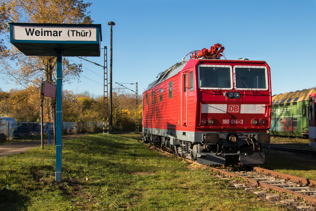 Die letzte Knödelpresse auf deutschem Boden. Nachdem ihre Schwestern alle nach Tschechien verkauft worden sind, ist 180 014-3 die Letzte.
Aufgenommen am 15. Oktober 2017 in Weimar zum Bw-Fest. 
