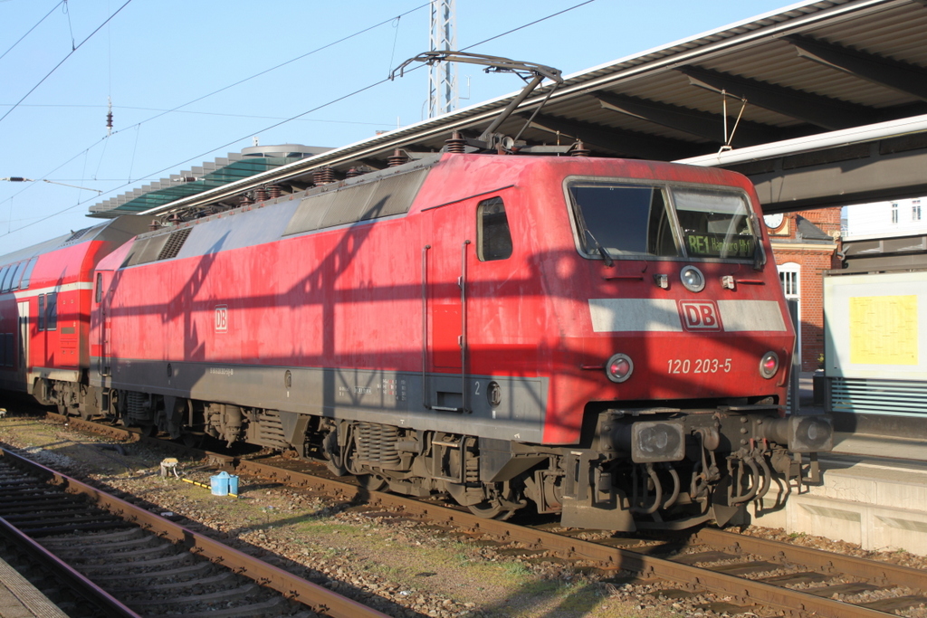 Die letzte noch überlebende 120.2 in Rostock:am Mittag des 13.12.2019 stand das Sorgenkind 120 203-5 mit RE 4310 von Rostock Hbf nach Hamburg Hbf im Rostocker Hbf.