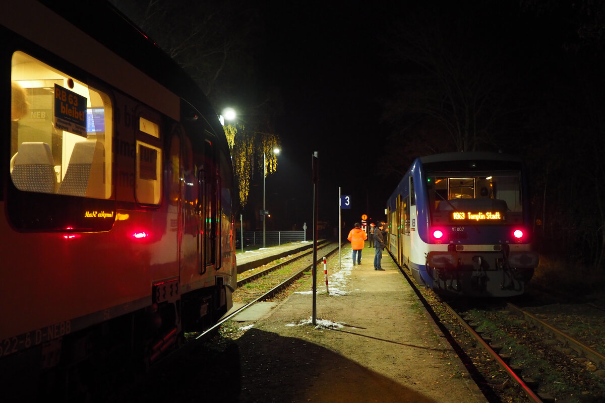 Die letzte reguläre Zugkreuzung vor dem Fahrplanwechsel 22/23 auf der RB 63 (der Schorfheidebahn ) in Joachimsthal, bevor der Abschnitt Joachimsthal-Templin nicht mehr bedient wird.

VT 632 003 der NEB steht links auf Gleis 2 Richtung Eberswalde, rechts auf Gleis 3 steht der letzte reguläre Zug nach Templin Stadt in Form von VT 007 (BR 650).

Joachimsthal, der 10.12.2022, 19.24 Uhr
