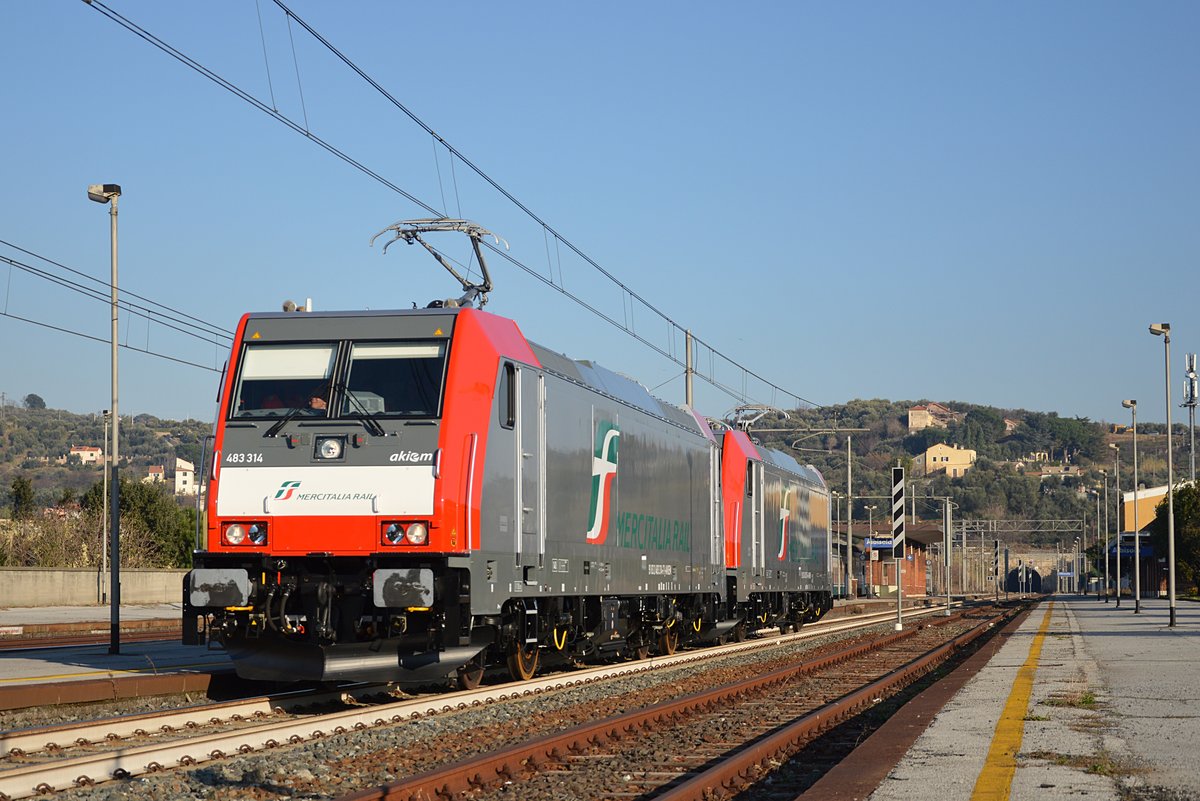 Die letzte Testfahrt der E483 314 und 315 von Mercitalia/Akiem, mit dem ersten voraus, fährt durch Albisola in Richtung Savona - 03.01.2017