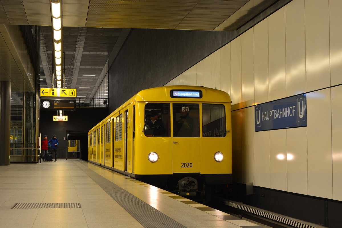 Die letzte U-Bahn Sation des Tages. Im größen Berliner Bahnhof fährt die kleinste Berliner U-Bahn auf dem kürzesten Linienstück vom nur 1,8km hat sie 3 Stationen und  2min Fahrzeit zur Endstation Brandenburger Tor. Das Teilstück ist ein Teil der Verlängerung der U5. Die Verlängerung soll 2020 fertig sein. Passend zum Fertigstellungsdatum wartete am 3.1.18 der Tw 2020 auf Abfahrt im Berliner Hbf.

Berlin 03.01.2018