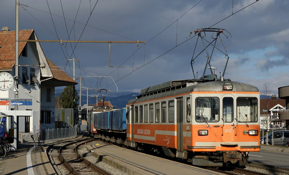 Die letzten BTI Kieszüge.
Die seit dem September 2003 geführten Kiestransporte zwischen der Grube Siselen-Finsterhennen und dem Hurni Kies- und Betonwerk AG in Sutz wurden am 10. Dezember 2021 eingestellt. Während dieser Zeit wurden über zwei Millionen Tonnen Kies und Aushubmaterial per Bahn befördert. Der letzte Kieszug wurde bei starken Schneefällen mit dem Be 4/4 302 und dem Be 4/4 304, beide ehemals SNB, geführt. Die vierachsigen „Einseitenkastenkipper“ wurden in der ehemaligen DDR beschafft.
Meine letzten Betriebsaufnahmen dieses einzigartigen Zuges, der in der Schweiz verkehrte, sind vom 23. bis 29. November 2021 entstanden.
Die gesamte Serie von 42 Aufnahmen des Kieszuges habe ich in meinem Account bei Flickr eingestellt.
Foto: Walter Ruetsch