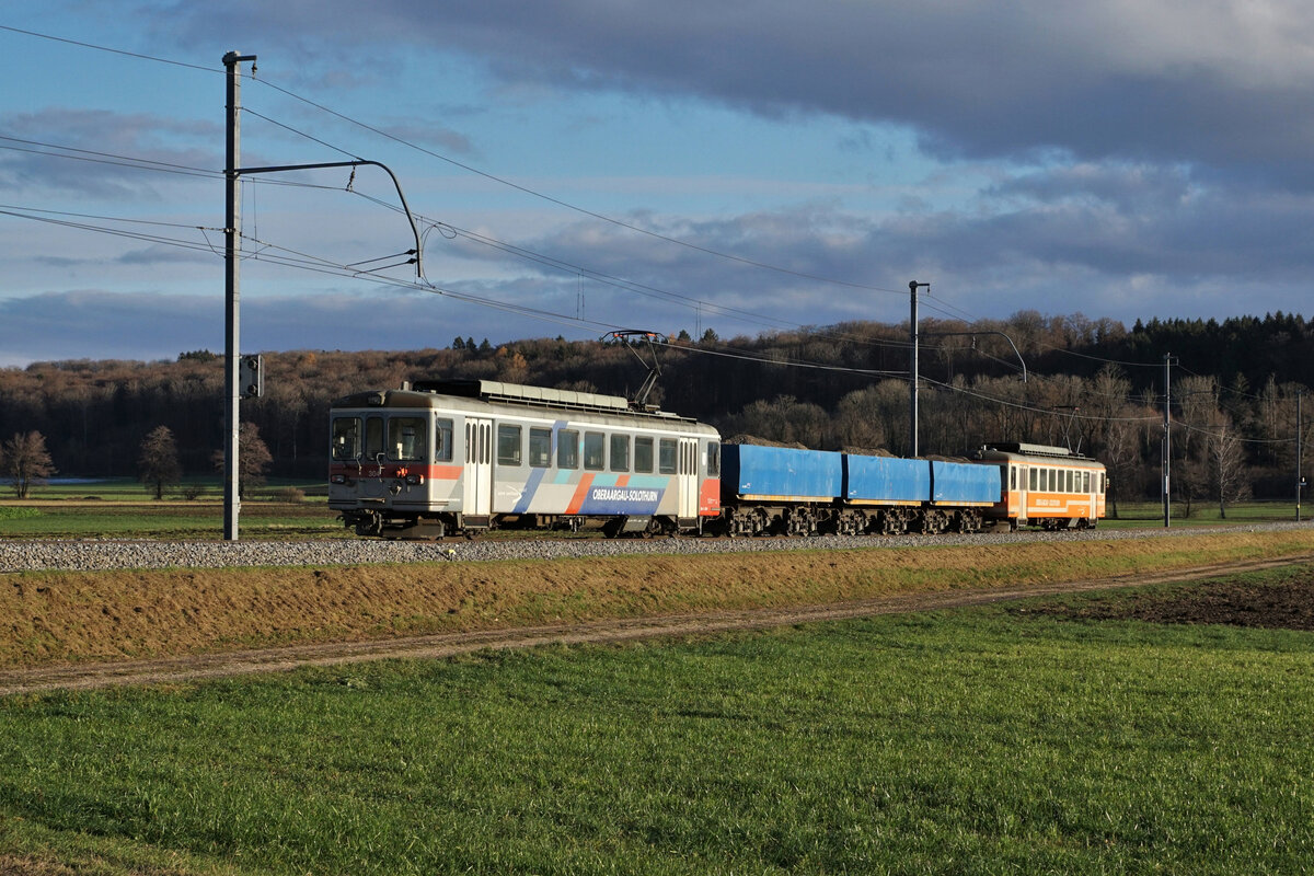 Die letzten BTI Kieszüge.
Die seit dem September 2003 geführten Kiestransporte zwischen der Grube Siselen-Finsterhennen und dem Hurni Kies- und Betonwerk AG in Sutz wurden am 10. Dezember 2021 eingestellt. Während dieser Zeit wurden über zwei Millionen Tonnen Kies und Aushubmaterial per Bahn befördert. Der letzte Kieszug wurde bei starken Schneefällen mit dem Be 4/4 302 und dem Be 4/4 304, beide ehemals SNB, geführt. Die vierachsigen „Einseitenkastenkipper“ wurden in der ehemaligen DDR beschafft.
Meine letzten Betriebsaufnahmen dieses einzigartigen Zuges, der in der Schweiz verkehrte, sind vom 23. bis 29. November 2021 entstanden.
Die gesamte Serie von 42 Aufnahmen des Kieszuges habe ich in meinem Account bei Flickr eingestellt.
Foto: Walter Ruetsch