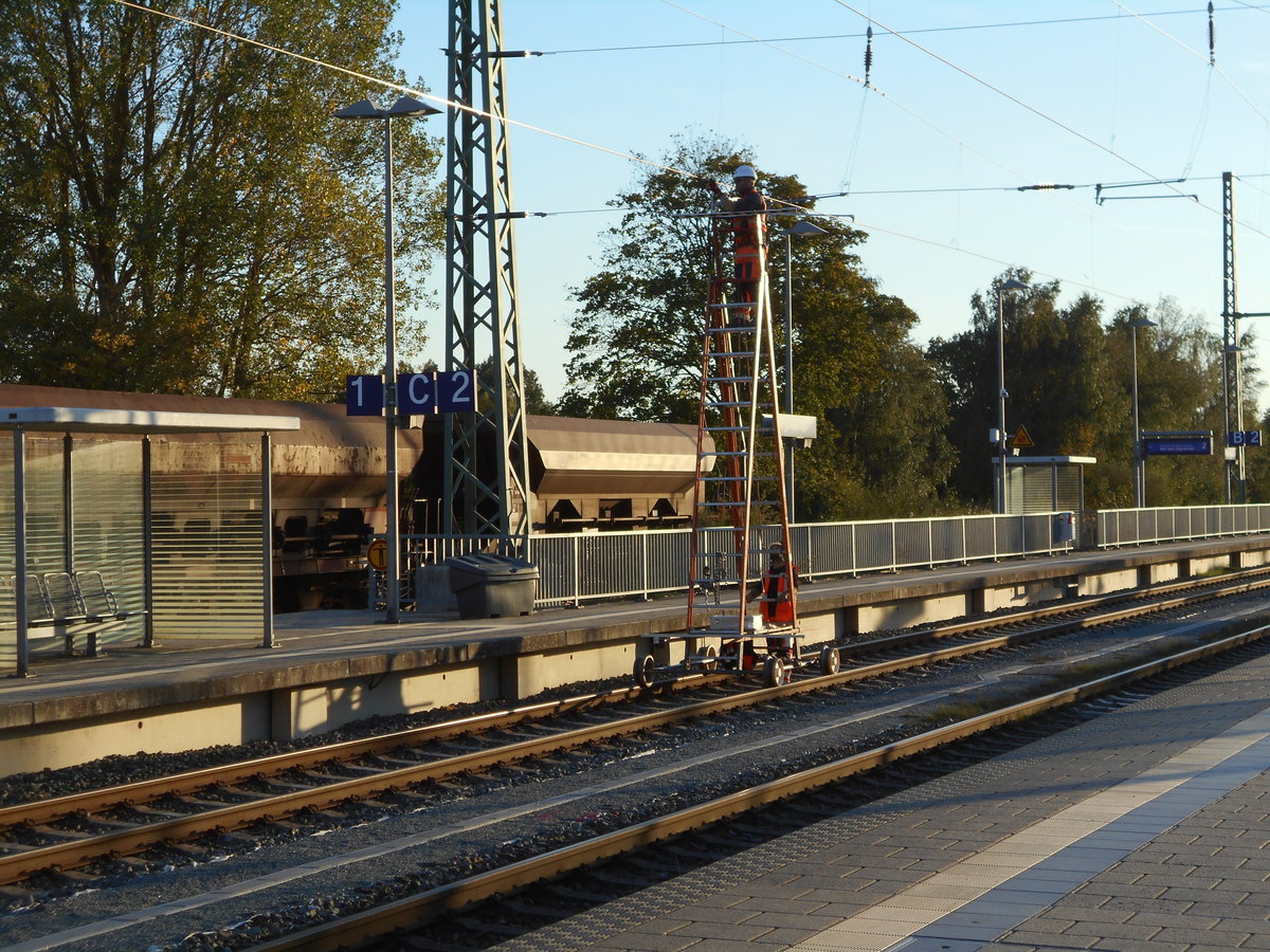 Die letzten Feinarbeiten an der neuen Fahrleitung im Bahnhof Bergen/Rügen am 05.Oktober 2018.
