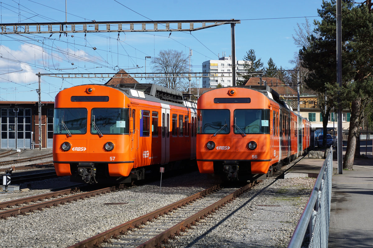 DIE LETZTEN MANDARINLI VOM RBS.
Noch im Bestand der RBS Flotte befinden sich die beiden Triebzüge Be 4/12 56 und Be 4/12 57 als eiserne Reserve. Am 1. März 2020 waren sie in Solothurn abgestellt.
Foto: Walter Ruetsch