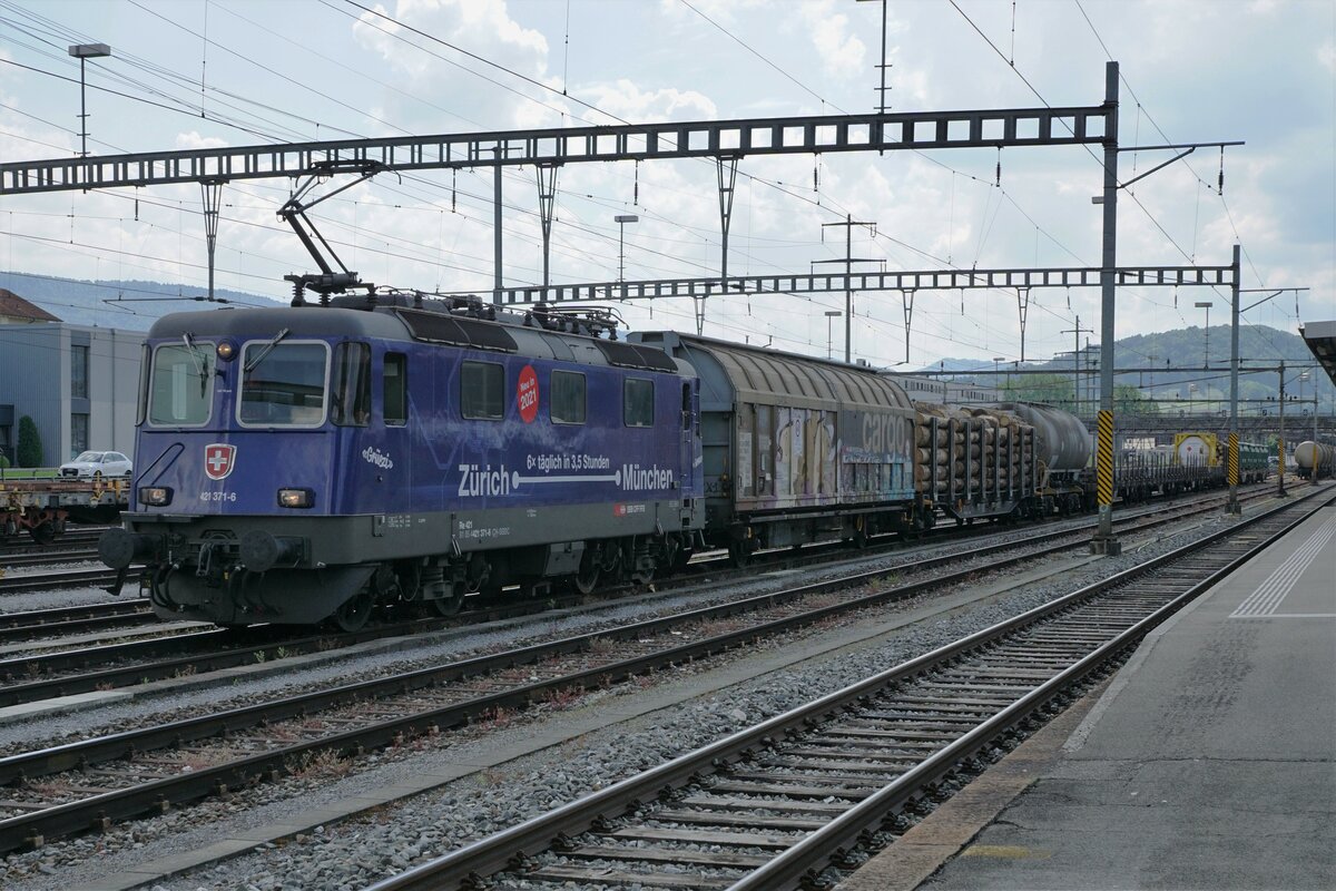 Die letzten Re 421 von SBB Cargo National.
Von den ursprünglichen 26 Re 421 371 bis Re 421 397 stehen nur noch die Re 421 371-6 und Re 421 383-1 im täglichen Einsatz. 
Sie waren für die Führung EuroCity-Züge Zürich–München von SBB Personenverkehr für mehrere Jahre angemietet worden.
Verstärkter Güterzug mit der Re 421 371-6 anlässlich der Bahnhofsausfahrt Delémont am 10. Juni 2021.
Foto: Walter Ruetsch    