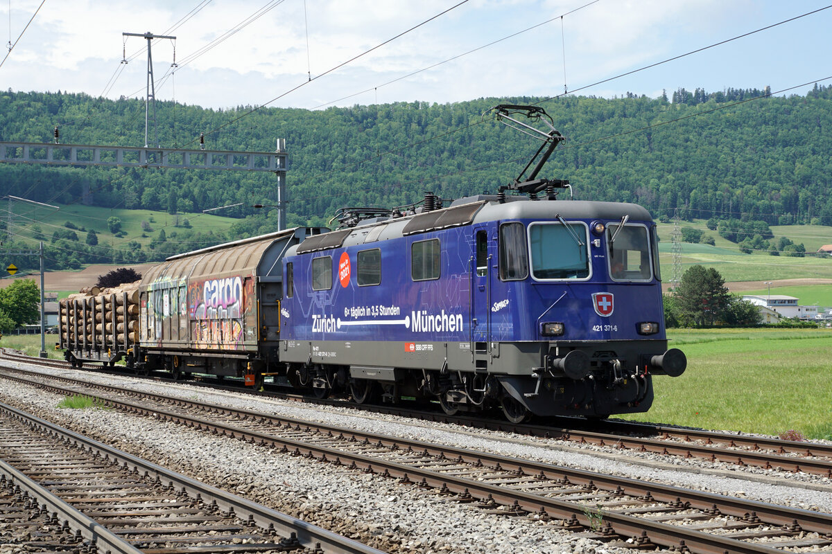 Die letzten Re 421 von SBB Cargo National.
Von den ursprünglichen 26 Re 421 371 bis Re 421 397 stehen nur noch die Re 421 371-6 und Re 421 383-1 im täglichen Einsatz. 
Sie waren für die Führung EuroCity-Züge Zürich–München von SBB Personenverkehr für mehrere Jahre angemietet worden.
Die Re 421 371-6 mit bescheidener Güterlast in Glovelier zur Abfahrt bereit nach Delémont wo noch weitere Güterwagen angehängt werden.
Foto: Walter Ruetsch     