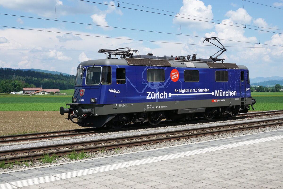 Die letzten Re 421 von SBB Cargo National.
Von den ursprünglichen 26 Re 421 371 bis Re 421 397 stehen nur noch die Re 421 371-6 und Re 421 383-1 im täglichen Einsatz. 
Sie waren für die Führung EuroCity-Züge Zürich–München von SBB Personenverkehr für mehrere Jahre angemietet worden.
Re 421 371-6 auf Rangierfahrt in Glovelier am 10. Juni 2021.
Foto: Walter Ruetsch          