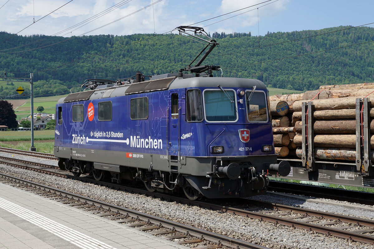 Die letzten Re 421 von SBB Cargo National.
Von den ursprünglichen 26 Re 421 371 bis Re 421 397 stehen nur noch die Re 421 371-6 und Re 421 383-1 im täglichen Einsatz. 
Sie waren für die Führung EuroCity-Züge Zürich–München von SBB Personenverkehr für mehrere Jahre angemietet worden.
Re 421 371-6 auf Rangierfahrt in Glovelier am 10. Juni 2021.
Foto: Walter Ruetsch     