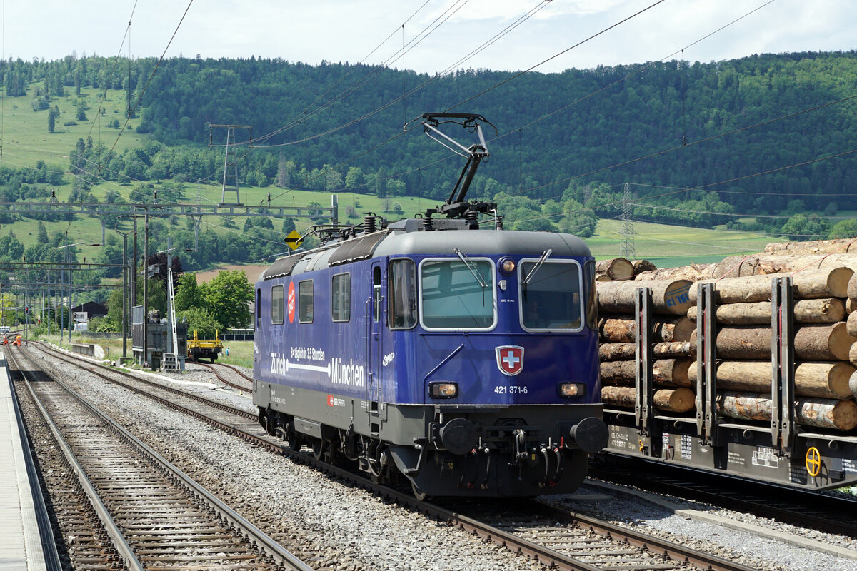 Die letzten Re 421 von SBB Cargo National.
Von den ursprünglichen 26 Re 421 371 bis Re 421 397 stehen nur noch die Re 421 371-6 und Re 421 383-1 im täglichen Einsatz. 
Sie waren für die Führung EuroCity-Züge Zürich–München von SBB Personenverkehr für mehrere Jahre angemietet worden.
Die Re 421 371-6 kurze Zeit nach der Ankunft in Glovelier als Lokzug am 10. Juni 2021.
Foto: Walter Ruetsch     
