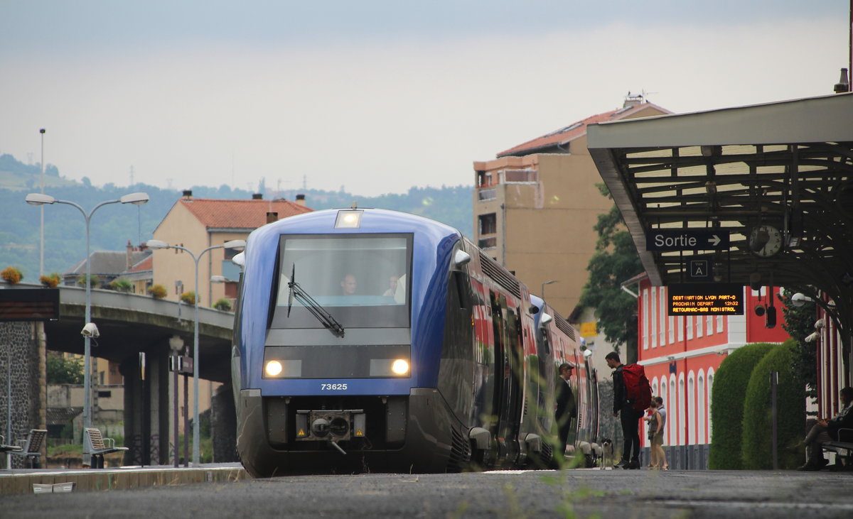 Die letzten Reisenden steigen ein, denn gleich fährt der Zug los. 73625 und zwei weiter  Walfische  warten als TER89977 (Le Puy-en-Velay - Lyon Part Dieu) auf die Abfahrt.
Le Puy-en-Velay, 23. Juli 2016