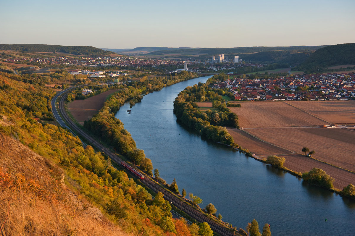 Die letzten Sonnenstrahlen berühren das Maintal bei Karlstadt als ein 440er von DB Regio unterwegs ist Richtung Gemünden, 18.09.2019