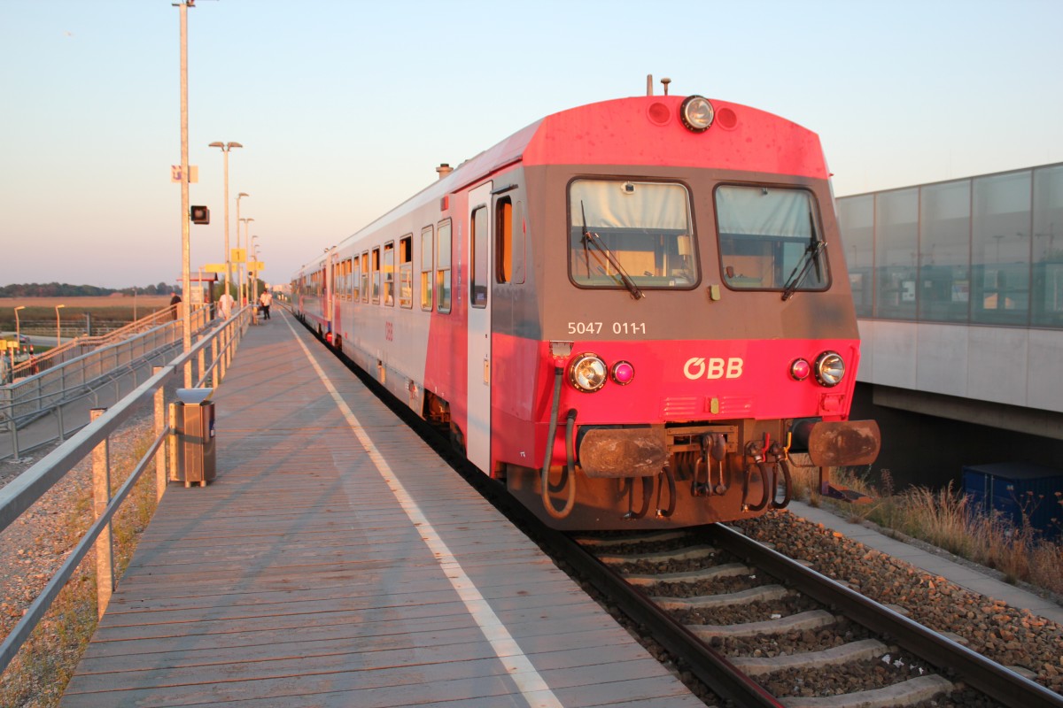 Die letzten Sonnenstrahlen dieses Tages fängt hier R 2588 ein in der Haltestelle Hausfeldstrasse bei Km 3,1 auf der Marchegger Ostbahn kurz vor der Wiener Stadtgrenze auf der Fahrt nach Marchegg, August 2015