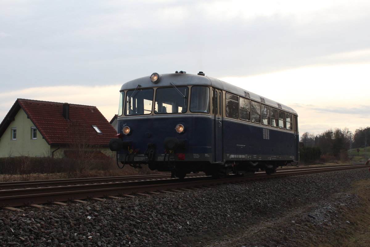 Die letzten Sonnenstrahlen versuchen am 19.12.2019 durch die Wolken zu kommen als der 5081.55 als SLP96001 in der Betriebsausweiche Autal steht und auf die Weiterfahrt nach Fehring wartet. Autal war bis 2010 eine Haltestelle und wurde durch die Haltestelle Hart bei Graz ersetzt