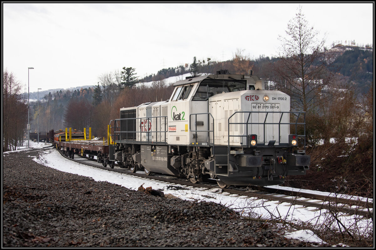 Die letzten Tage der Anschlussbahn Leibenfeld sind wohl schon zu zählen. 
GKB DH 1700.2 zieht an diesem 3.Dezember einen Abbauzug aus dem einzig verbliebenen Gleis 3 in Leibenfeld. 
