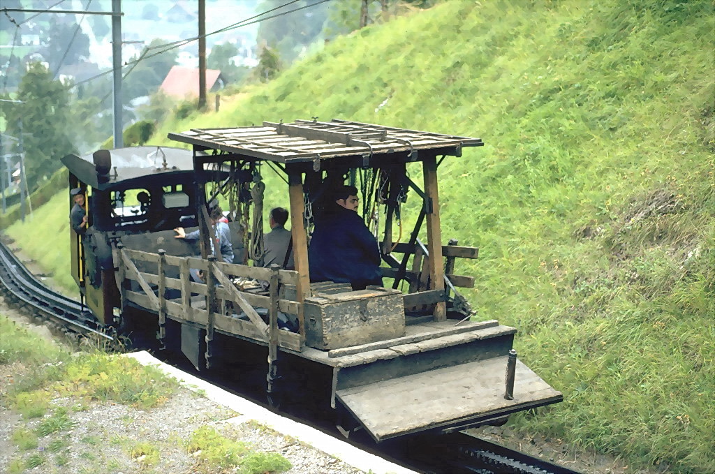 Die letzten Tage der Bhm Nr 9 der Pilatus-Bahn (Bj 1889)Hier mit einem Arbeitswagen im Jahr 1980,bevor sie ins VHS Luzern kam.(Archiv P.Walter) 