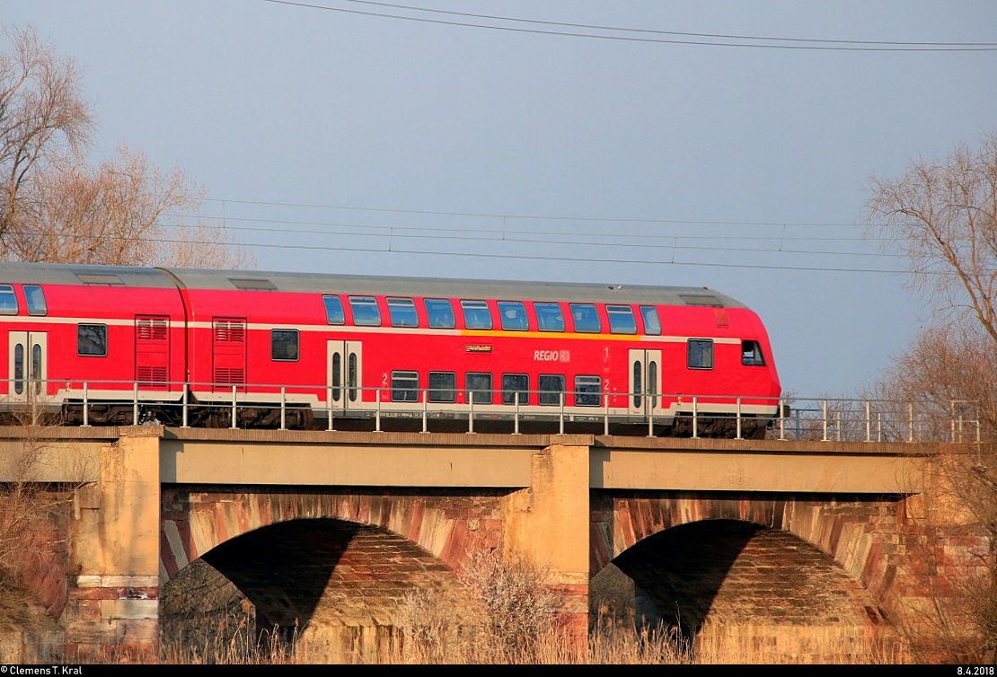 Die letzten Tage der Dosto-Wendezüge auf der S7...
Blick auf DABpbzfa 762.0 der S-Bahn Mitteldeutschland (DB Regio Südost) als S 37759 (S7) von nach Halle-Nietleben nach Halle(Saale)Hbf Gl. 13a, die in der Saaleaue bei Angersdorf auf der Bahnstrecke Halle–Hann. Münden (KBS 590) fährt. [8.4.2018 | 18:58 Uhr]