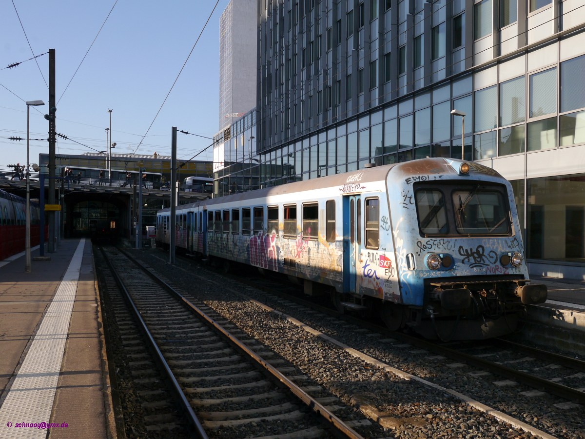 Die letzten Triebzüge des Typs Caravelle in Lothringen stehen vor der Ablösung.
SNCF-XR8784+X4784 als TER36483 (Nancy17:40-Contrexeville19:23). Der Zustand in dem man in der Region Lothringen diese Fahrzeuge den zahlenden Kunden anbietet, ist allerdings bemerkenswert und auch erschreckend.
SNCF-XR8784+X4784 fährt als TER36483 (Nancy17:40-Contrexeville19:23).

2014-10-03 Nancy 

