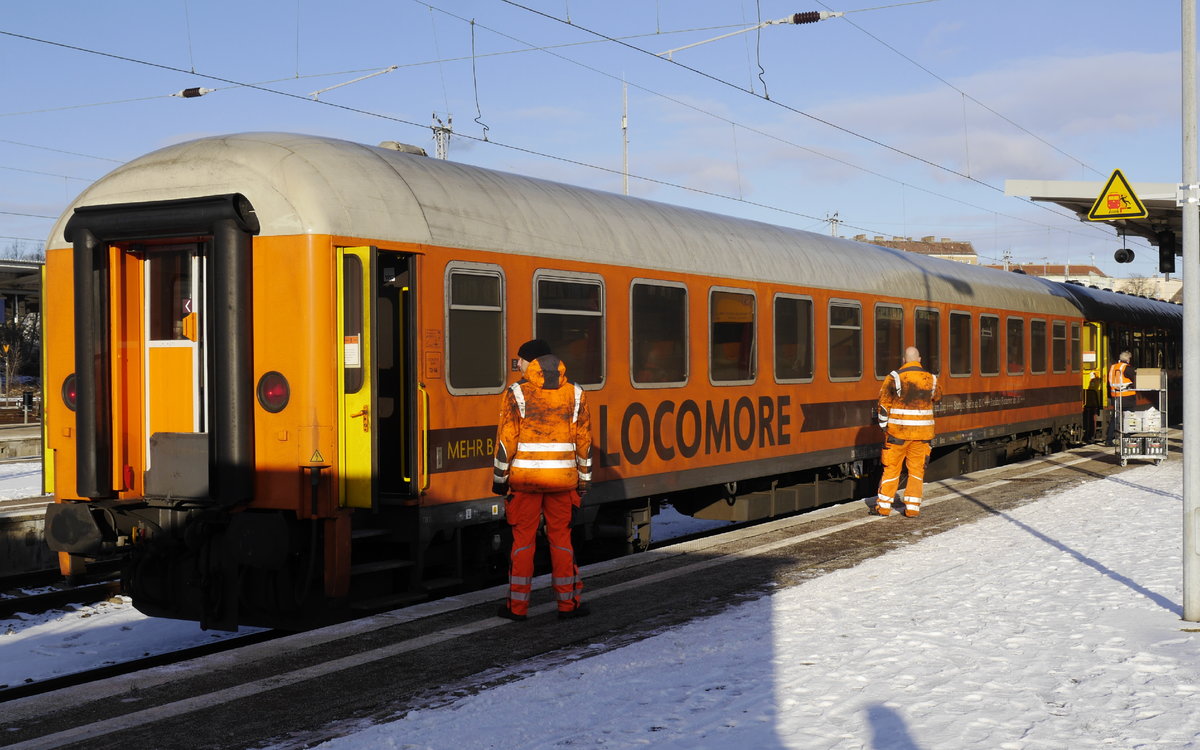 Die letzten vier Wagen des Locomore-Zuges nach Stuttgart trugen alle das Firmendesign. Berlin-Lichtenberg, 6.1.17.