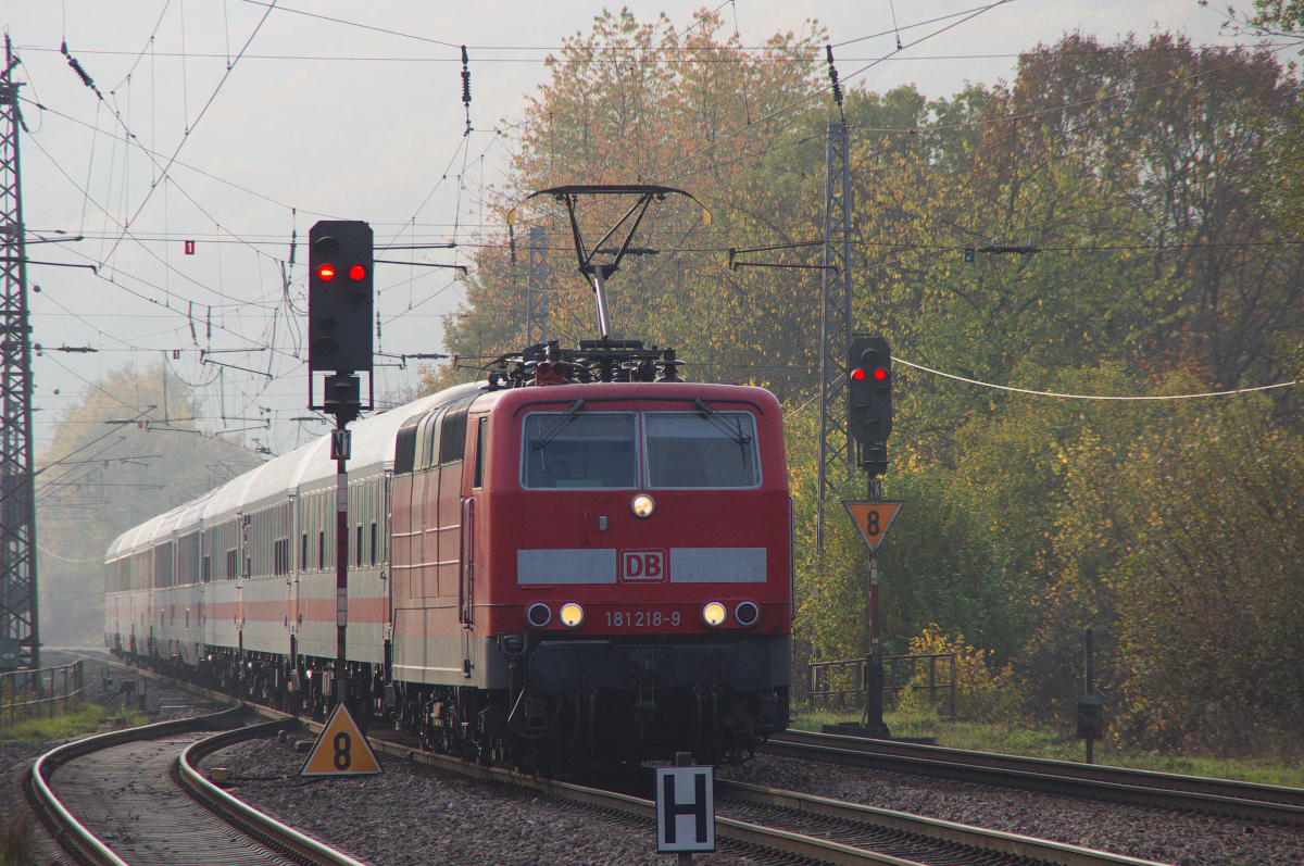 Die letzten Wochen brechen an........dann verliert auch die Moselstrecke ihren Fernverkehr und wohl auch die Baureihe 181. Es war ein Lotteriespiel mit dem Wetter am 02.11.2014. Im Saarland klarte der Nebel auf und wir entschlossen uns spontan zur 181er Reise an die Moselstrecke. Im Hochwald herrschte Nebel und es dunkelte sich ein, doch im Moseltal und am Rand der Südeifel klarte es wieder auf. 181 218-9 bringt den Intercity aus Luxembourg nach Emden in Richtung Koblenz und durchfährt gleich den Bahnhof Schweich (DB). Der Bahnhof an der Strecke 3010 Koblenz - Perl Grenze hat den Zusatz DB, weil es auf der anderen Moselseite den Bahnhof Schweich Süd gab, dieser lag an der Moselbahn (Saufbähnchen) Trier MB - Bullay Süd.