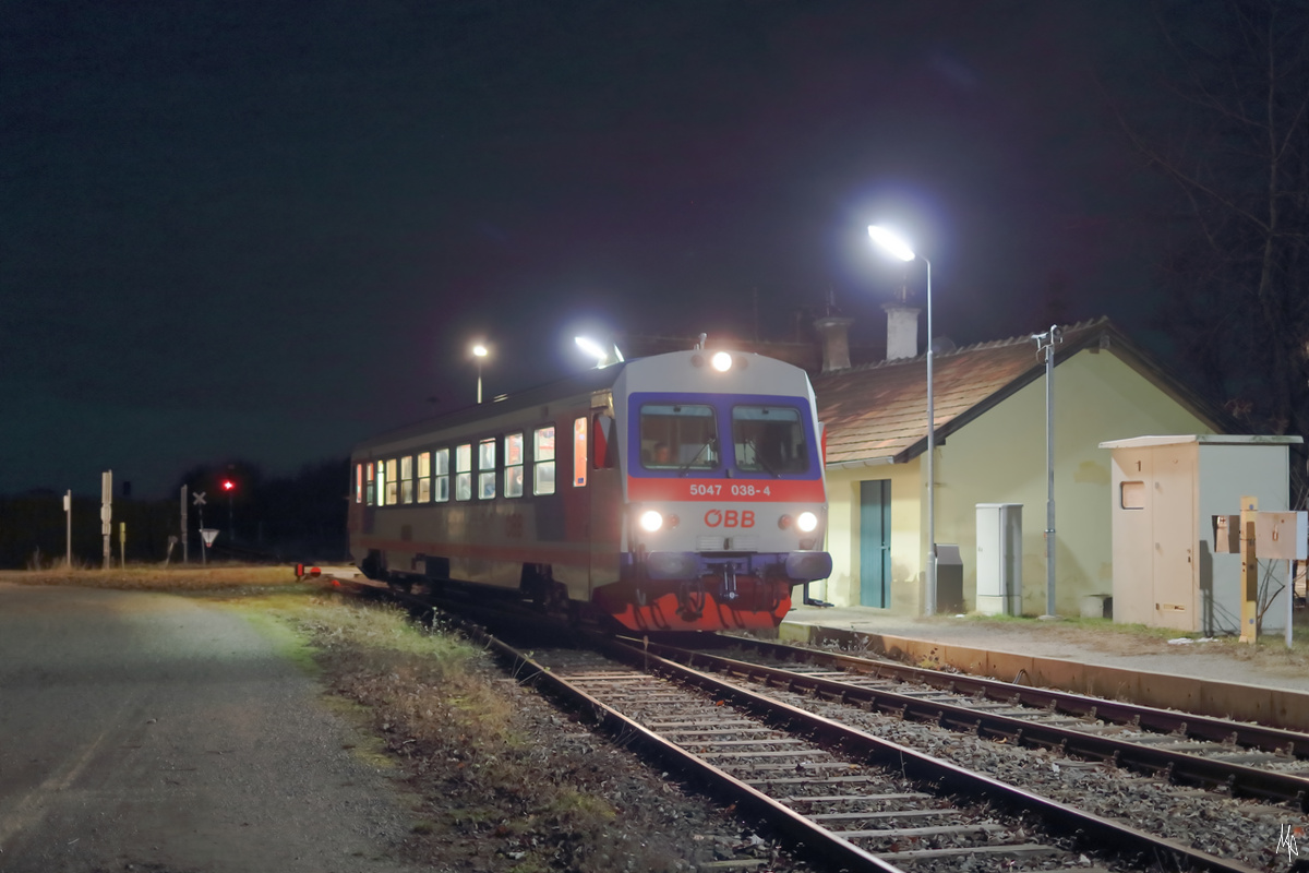 Die letzten Züge am Groß Schweinbarther Kreuz vor der Einstellung - und das vor den Toren Wiens!
5047 038 als R7257 am 14.12.2019 in Prottes. Das war der letzte Personenzug, der die gesamte erhaltengebliebene Strecke von Obersdorf über Groß Schweinbarth nach Gänserndorf befahren hat.