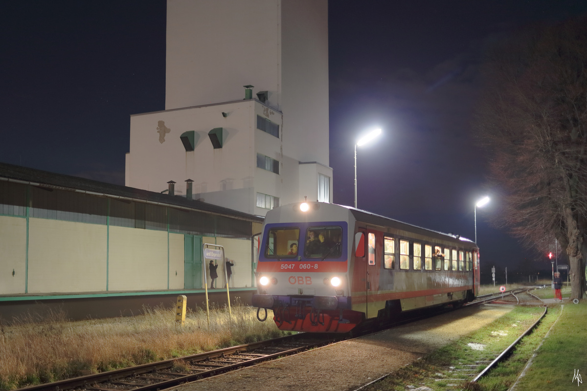 Die letzten Züge am Groß Schweinbarther Kreuz vor der Einstellung - und das vor den Toren Wiens!
Der 5047 060 - hier in Großengersdorf - ist als R7259 ist der letzte Zug, der von Obersdorf nach Groß Schweinbarth fährt. Die Fahrt von Groß Scheinbarth nach Gänserndorf dürfte ohne Fahrgäste erfolgt sein. (14.12.2019)