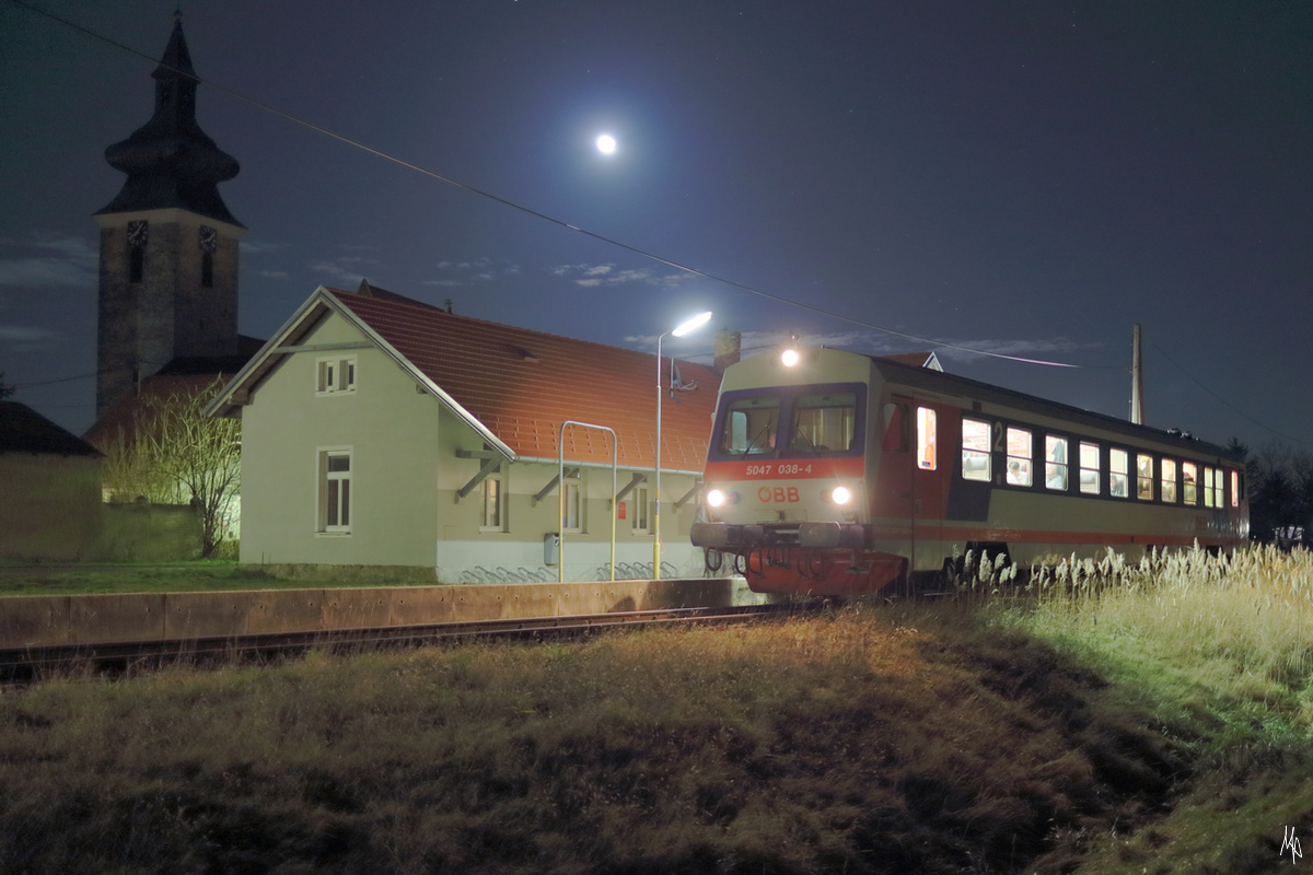 Die letzten Züge am Groß Schweinbarther Kreuz vor der Einstellung - und das vor den Toren Wiens! 5047 038 als R7252 in Pillichsdorf. Nach der Wende in Obersdorf fährt dieser Triebwagen als letzter Personenzug über die Lokalbahnstrecken nach Gänserndorf.