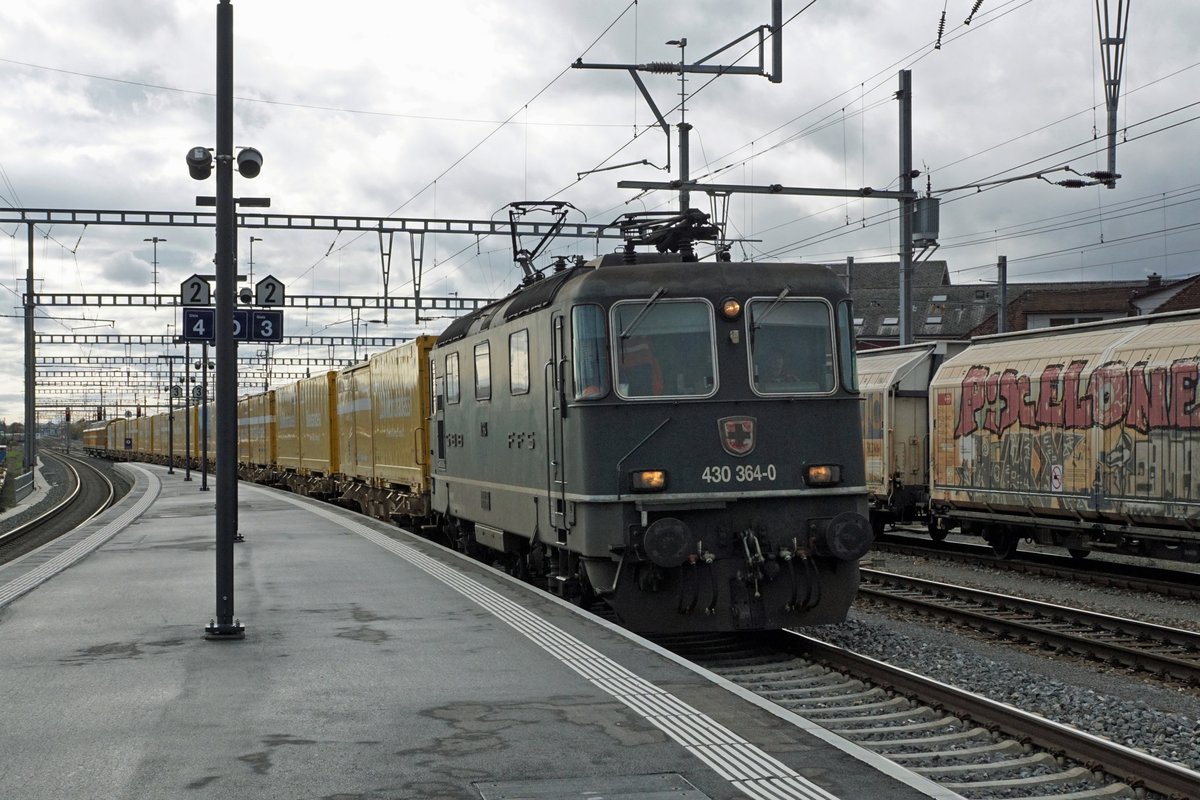 Die letzten zwei grünen Re 4/4 II und Re 4/4 III von SBB CARGO NATIONAL stehen immer noch im Einsatz.
Bei sehr schlechtem Wetter fuhren mir am 28. Oktober 2020 dank viel Fotografenglück gleich beide Lokomotiven auf der Jurasüdfuss Linie ins Bild.
Obschon sämtliche Re 4/4 III 430 abgestellt wurden, war die Re 430 364-0 noch immer in alter Frische in Oensingen mit einem Postzug unterwegs.
Foto: Walter Ruetsch