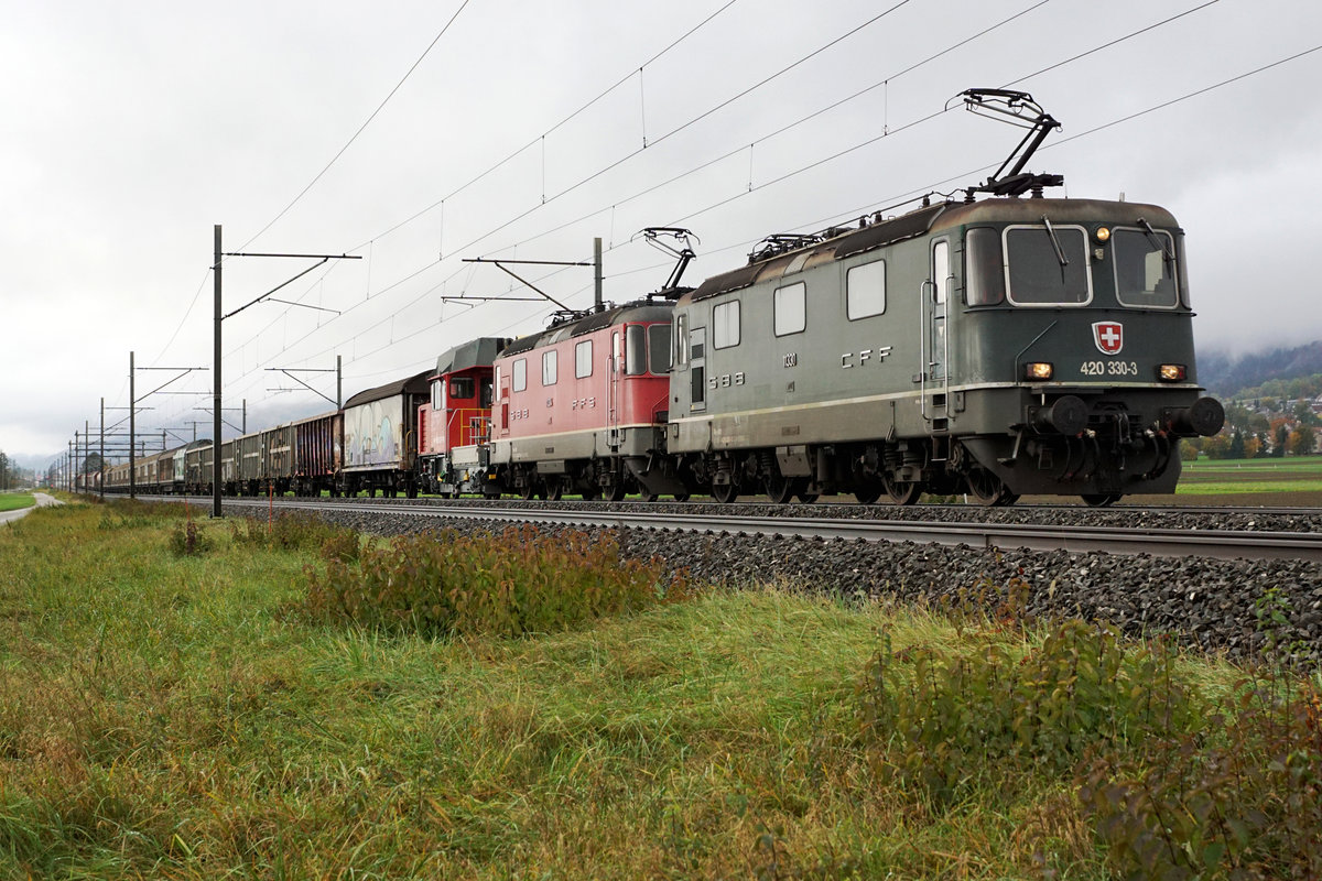 Die letzten zwei grünen Re 4/4 II und Re 4/4 III von SBB CARGO NATIONAL stehen immer noch im Einsatz.
Bei sehr schlechtem Wetter fuhren mir am 28. Oktober 2020 dank viel Fotografenglück gleich beide Lokomotiven auf der Jurasüdfuss Linie ins Bild.
Lausanne-RBL mit dem Duo Re 420 330-8 und Re 420 334-5 bei starkem Regen zwischen Bellach und Selzach.
Foto: Walter Ruetsch  