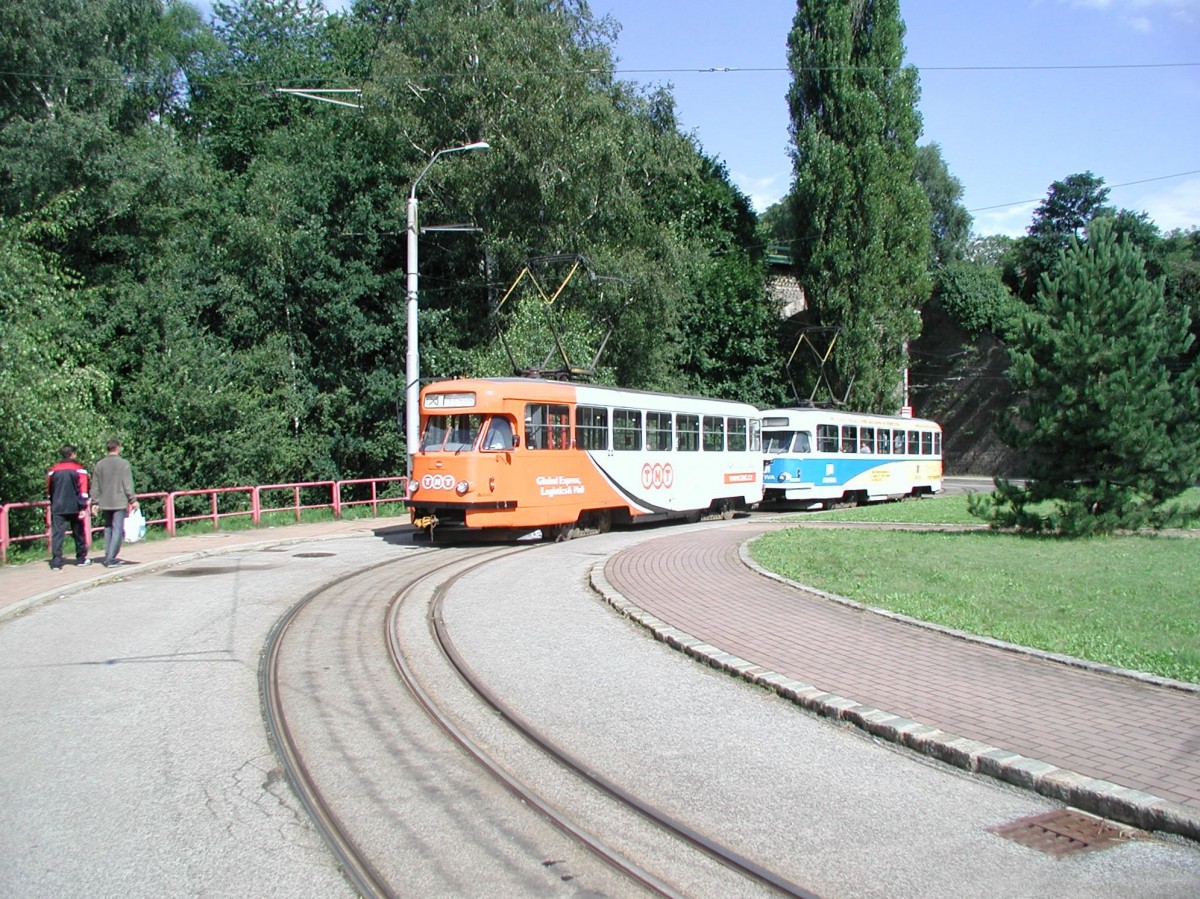 Die Liberecer T2 22 und 23 sind am 06.08.2005 bei einer Fotofahrt unterwegs und stehen hier in der Schleife Viadukt.