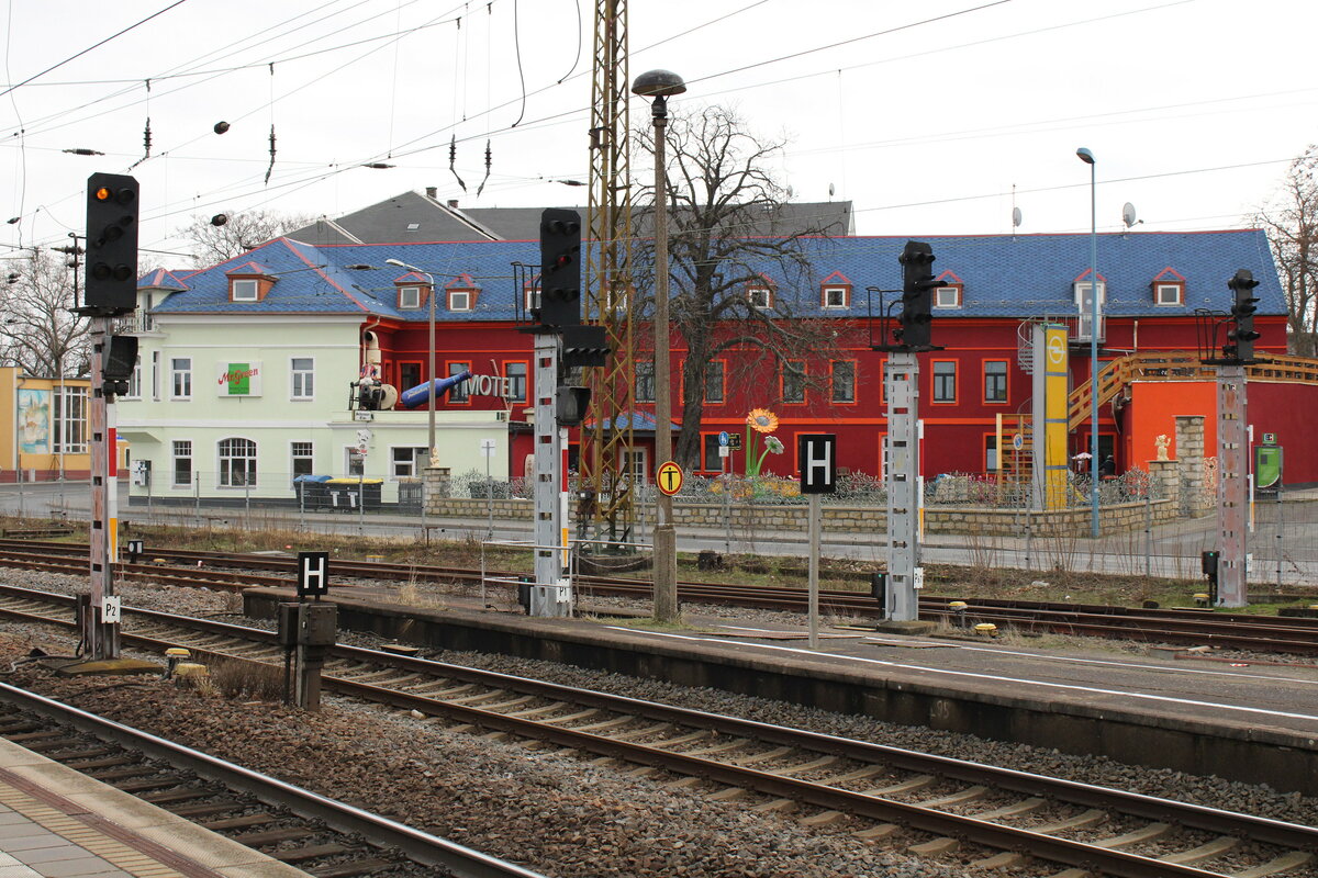 Die Lichtsignalgruppe Richtung Dresden, am 13.02.2023 im Bahnhof Riesa.