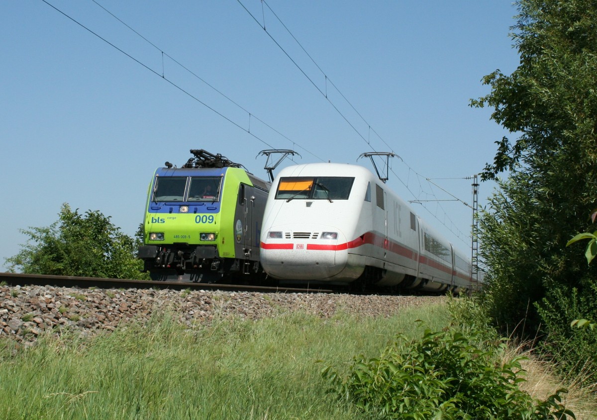 Die liegengebliebene RoLa 43611 von Freiburg (Breisgau) nach Novara mit der Zuglok 485 009-5 und der 401 074-0 als ICE 72 von Zrich nach Hamburg Altona am Vormittag des 05.08.13 an der Nordspitze des Bahnhofs Mllheim (Baden).