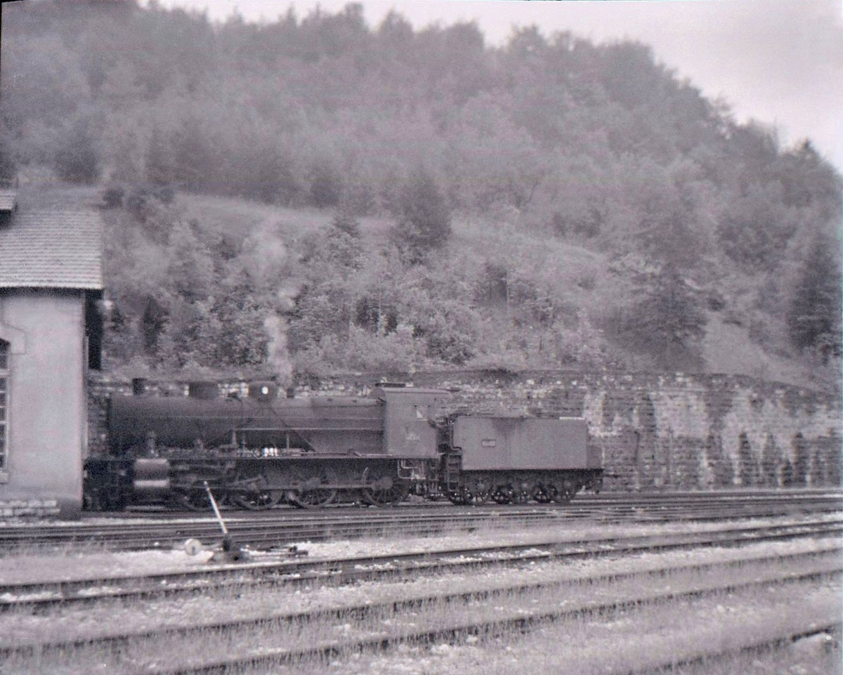 Die Ligne des Hirondelles: Am 25.Juli 1965 stand noch die Dampflok 140J8 vor dem Depot Morez. 