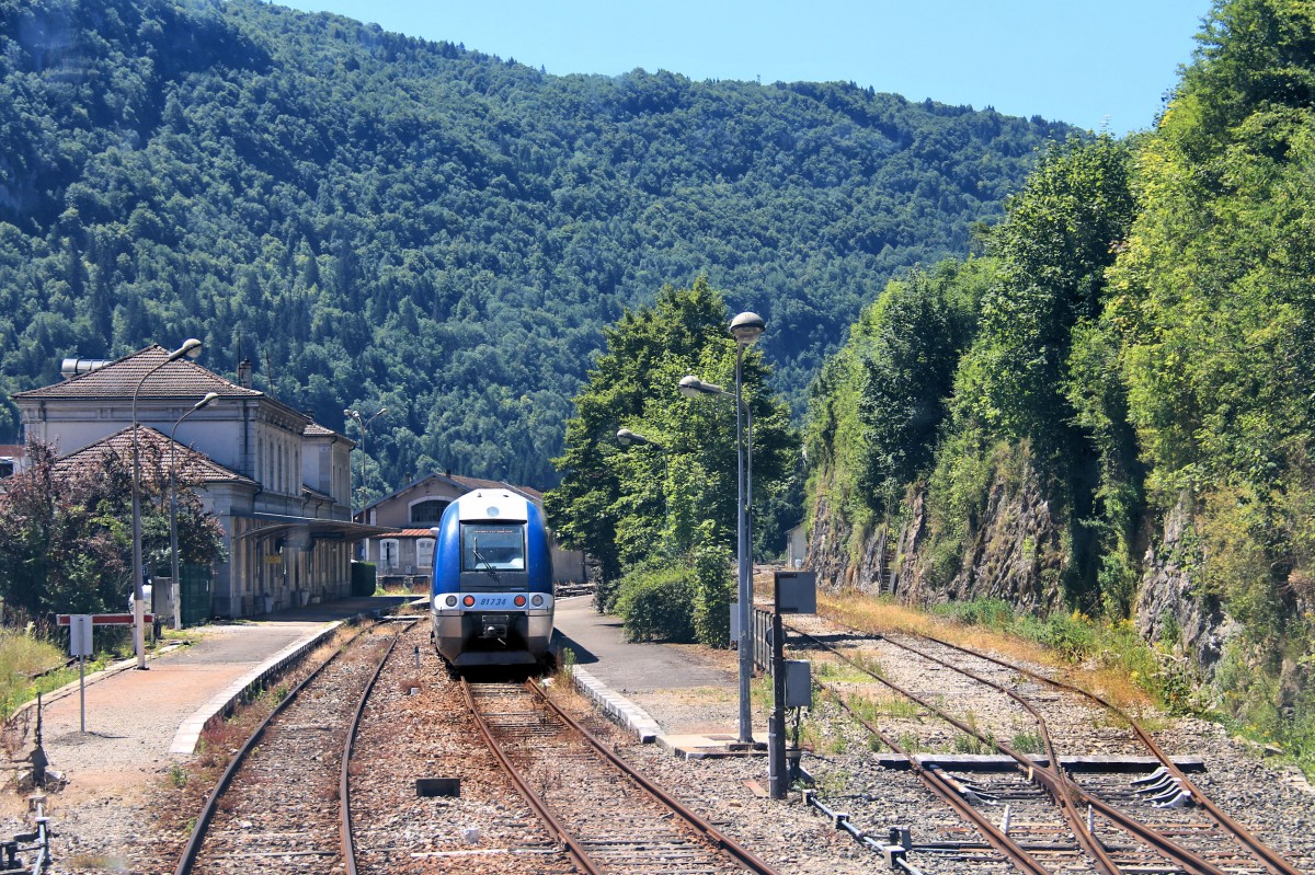 Die Ligne des Hirondelles: In St.Claude an der Regionengrenze zwischen den SNCF-Lokalbahnen der Franche-Comté und denen von Rhône-Alpes muss umgestiegen werden. Es wartet der schöne Dreiwagenzug 81733/81734 für die Weiterfahrt nach Bourg-en-Bresse. 30.Juni 2015. 